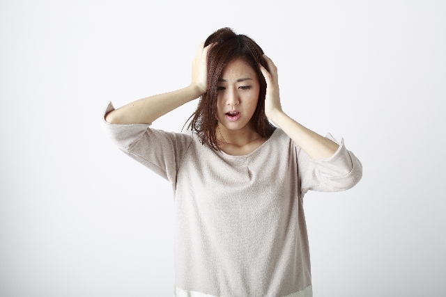 寝起きの頭痛はなぜ起こる？後頭部やこめかみが痛む原因とは