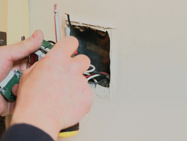 壁埋め込み型スイッチの交換方法＆壁穴の補修方法と費用相場