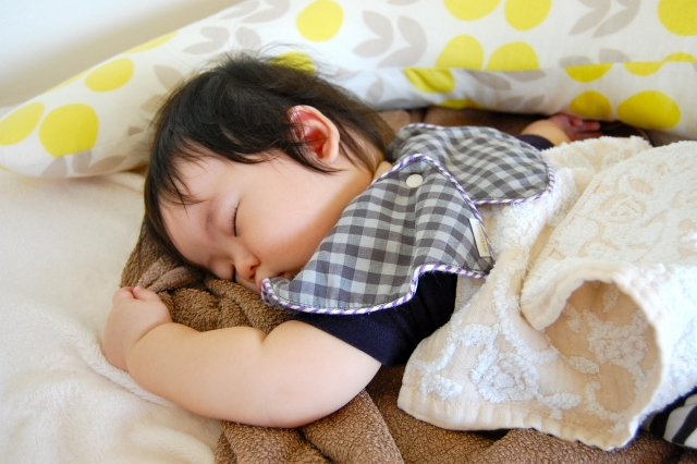赤ちゃんがよく眠る！夜泣き対策に役立つ睡眠グッズとは？