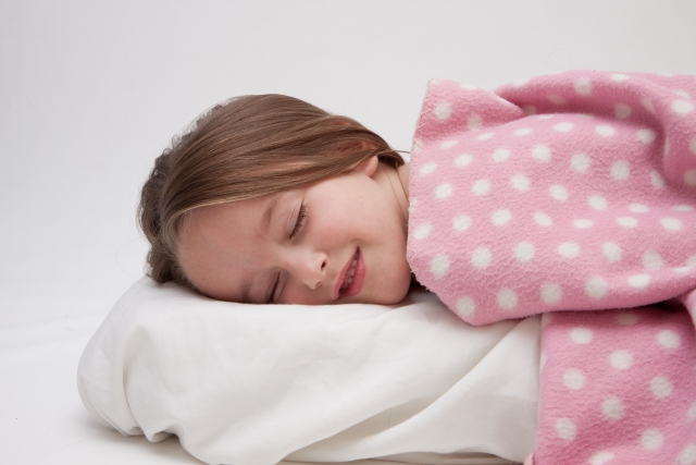 寝相の悪い子供用の寝具は、実は冬でも薄めが基本