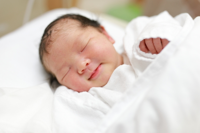 赤ちゃんが睡眠中に笑うのはなぜ？いつから笑ってくれるの？