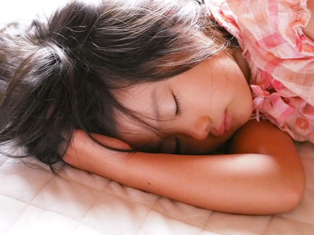 寝苦しい夜、お布団に接している背中が暑いときの対処法