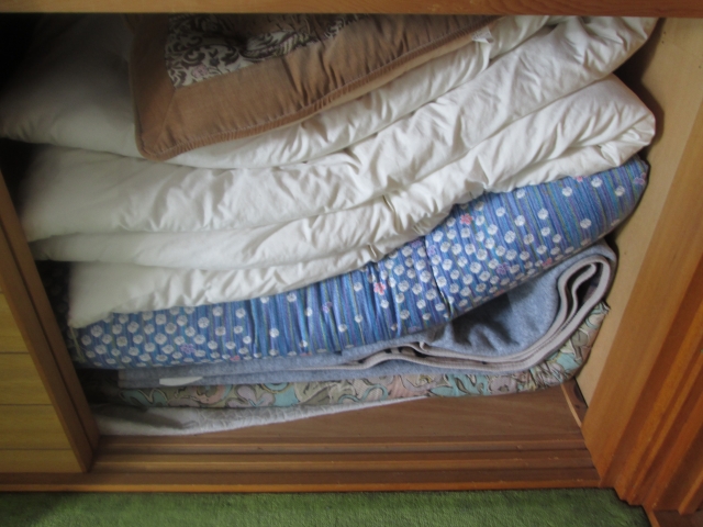 かさばりがちな寝具収納！ブログ発アイディアで簡単便利に！