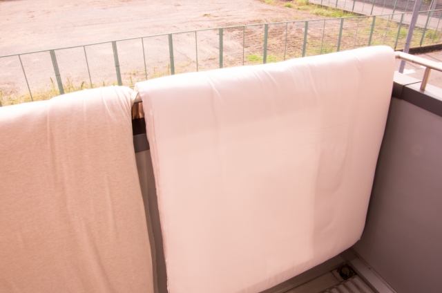 屋根やベランダでお布団を干す時は布団干しシートが役立つ！