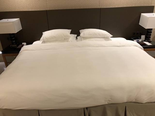 2人で寝るには狭い？ダブルサイズのベッドの正しい大きさ！